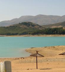 Imagen secundaria 2 - En la foto central, escena de 'El hombre de Marrakech' y abajo, el pantano desde el mismo ángulo en la actualidad. Arriba, la zona que se convirtió en 'aduana francesa'. 