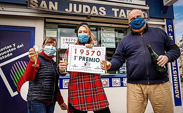 El kiosko de Neptuno ha vendido un décimo del Gordo.