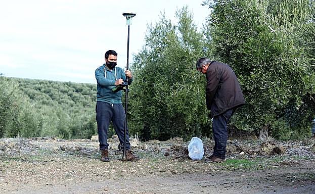 Los arqueólogos en labores de prospección.