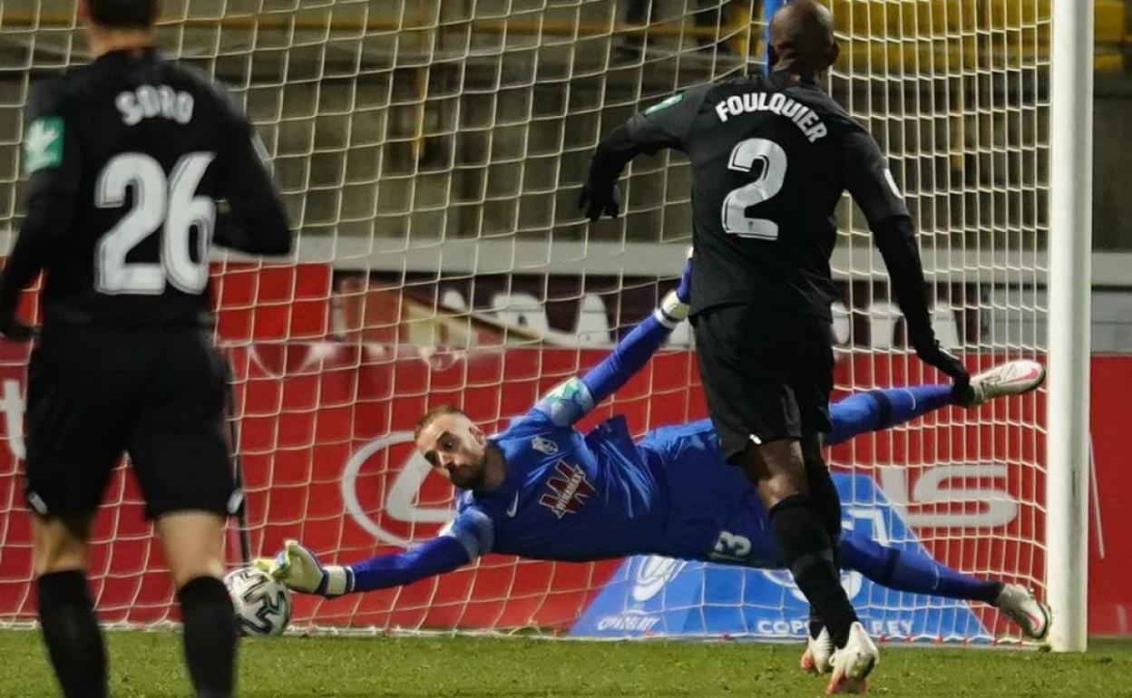 Aarón Escandell se evita para realizar una parada con la que salvó la eliminatoria. 