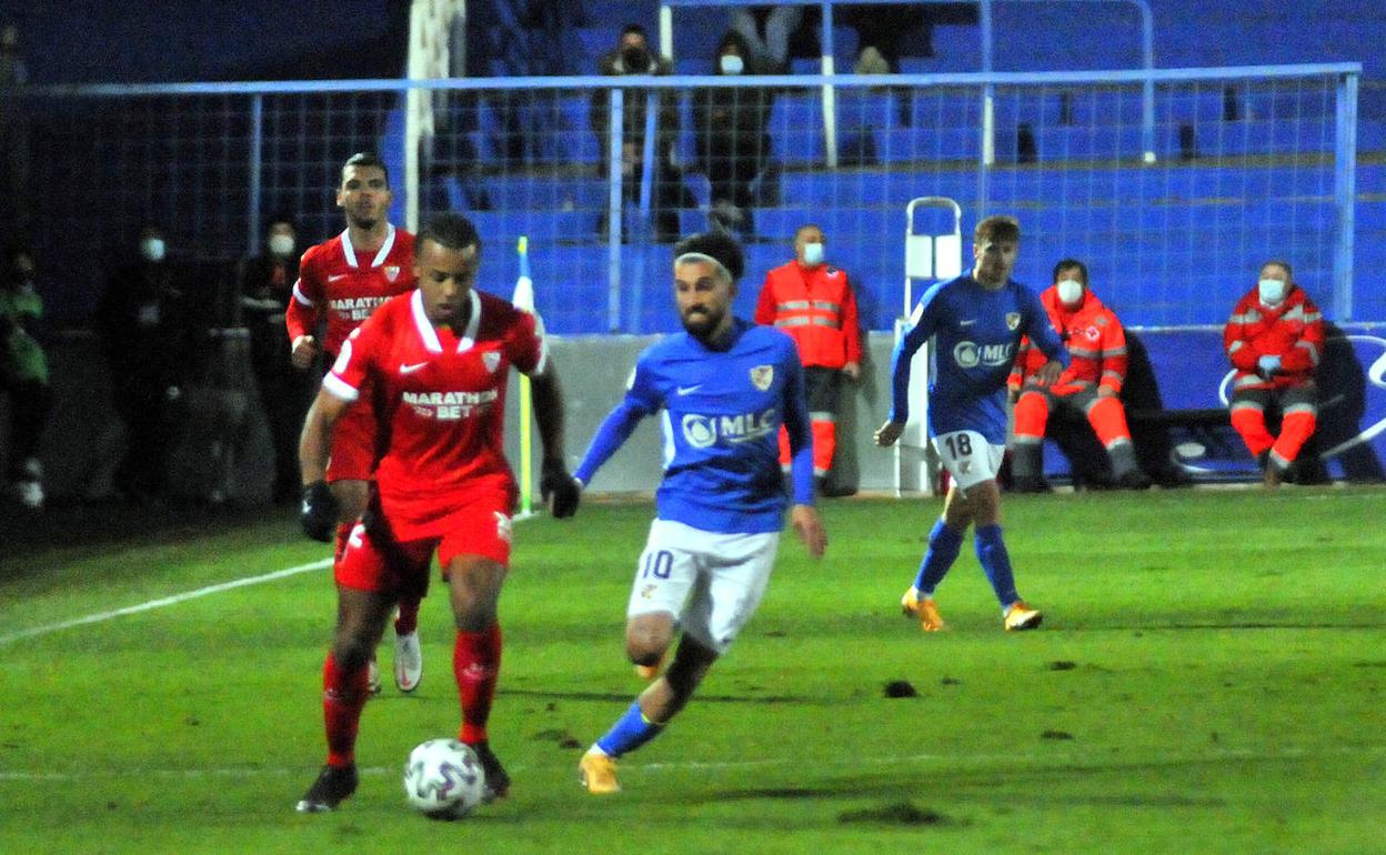 Carnicer presionando a Koundé en el medio campo. 