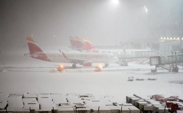 La nieve corta las vías de transporte