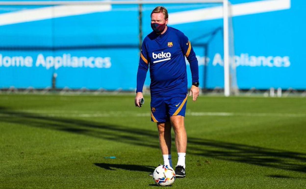 Ronald Koeman, durante un entrenamiento del FC Barcelona. 