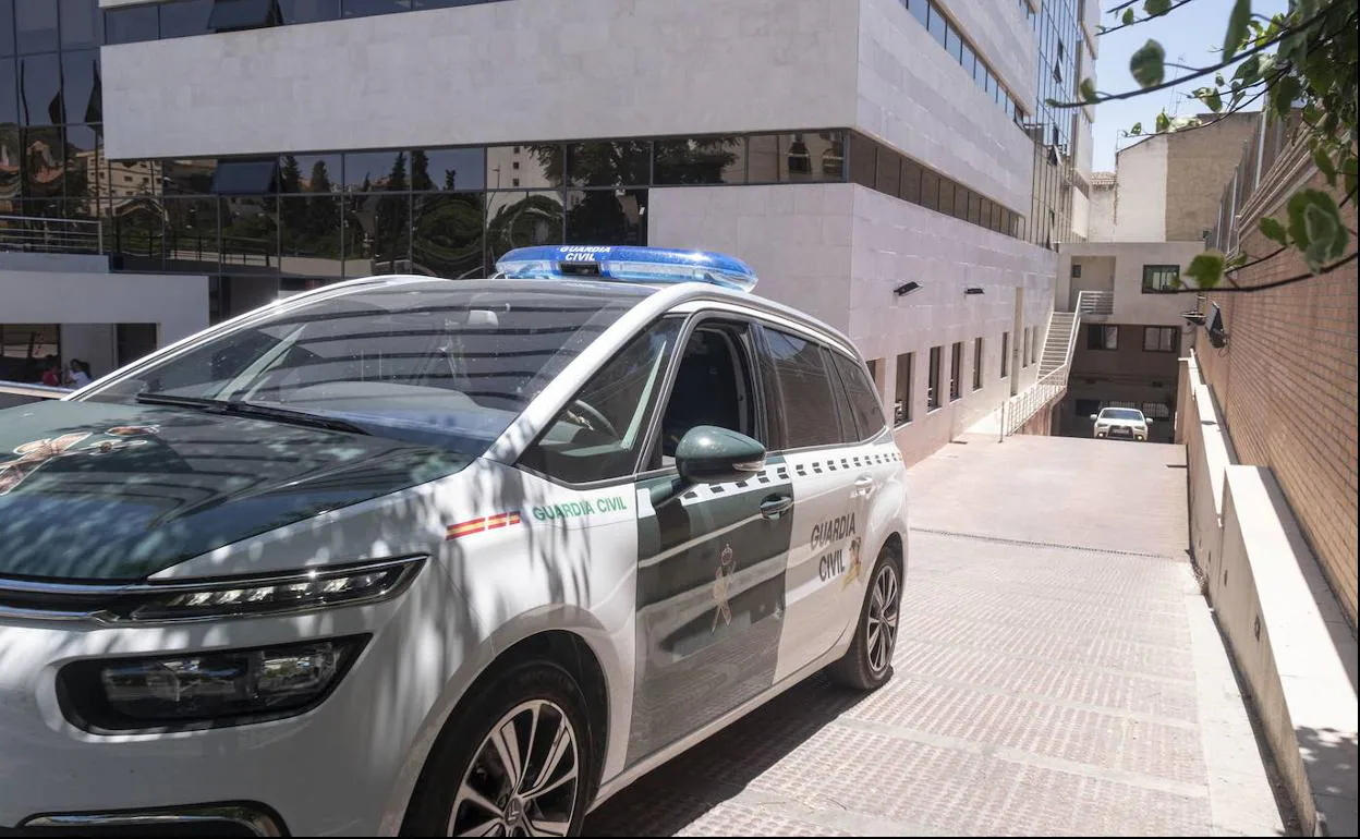 Un coche oficial del Instituto Armado abandona los juzgados de Caleta, donde se halla el caso. 