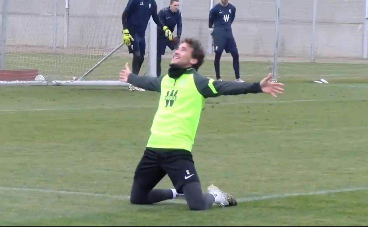 Luis Milla celebra con guasa su golazo en la sesión de este jueves. 