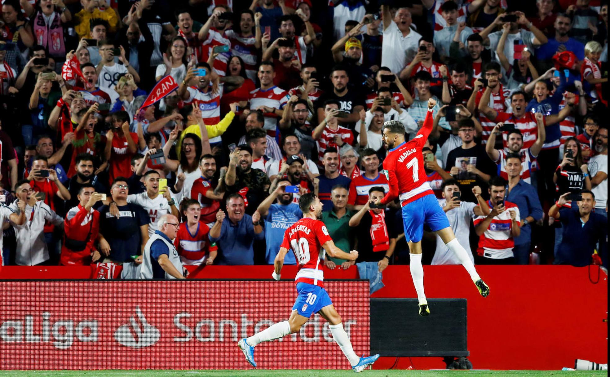 Álvaro Vadillo salta para celebrar el segundo gol del Granada frente al Barcelona. 