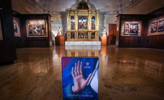 La obra, con el retablo de fondo.