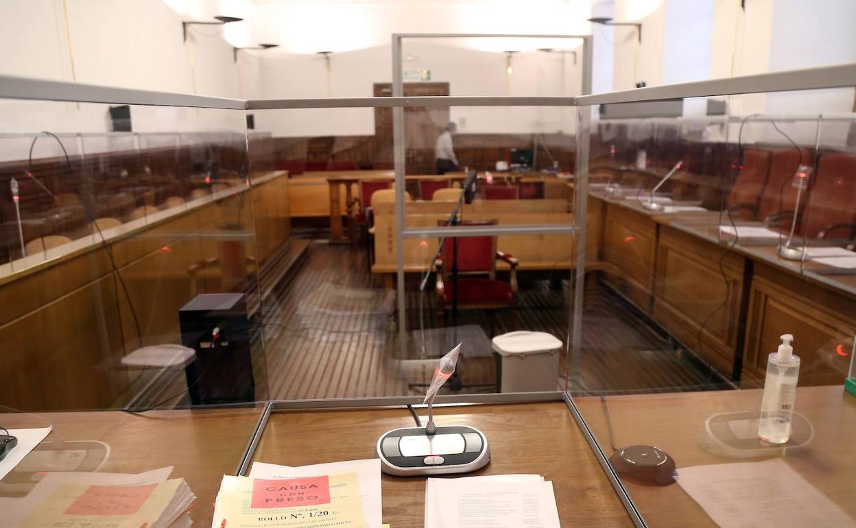 Una de las salas de las secciones penales de la Audiencia. 