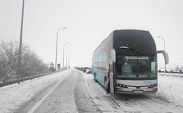 Viajeros del autobús entre Granada y Madrid permanecen atrapados 24 horas debido al temporal