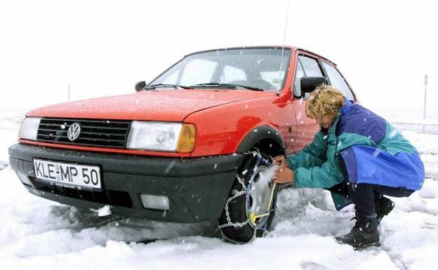 El vídeo de la DGT que te enseña a poner las cadenas para la nieve