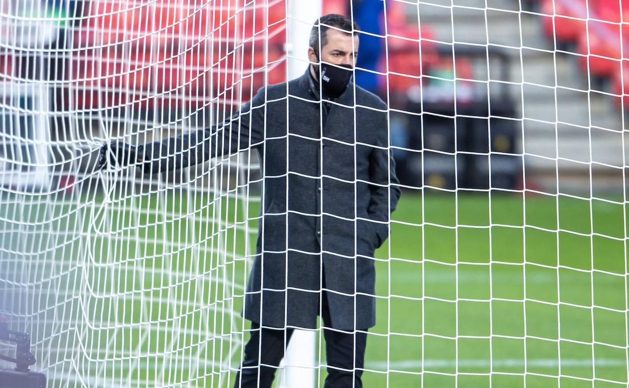 Diego Martínez acaricia las redes de una de las porterías de Los Cármenes, parte de su ritual antes de los partidos. 