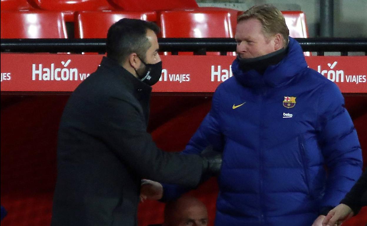 Diego Martínez y Ronald Koeman se saludan antes del inicio del partido. 