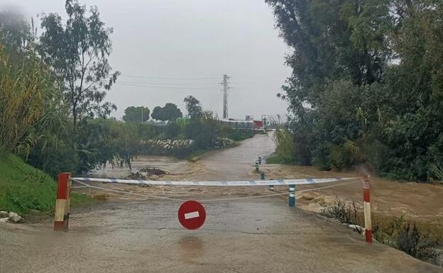 Uno de los pasos cerrados ante la crecida del río.. 