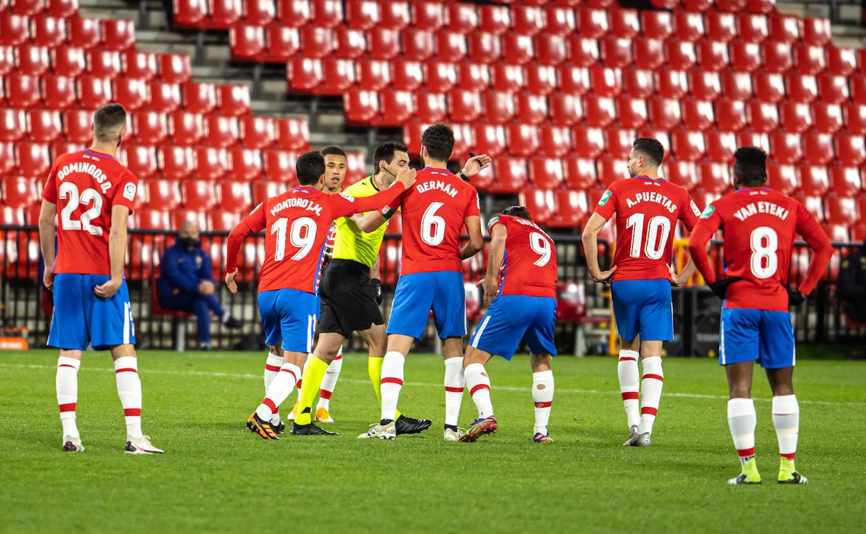 Los futbolistas del Granada protestan a De Burgos Bengoetxea al dar por válido el segundo gol del FC Barcelona. 