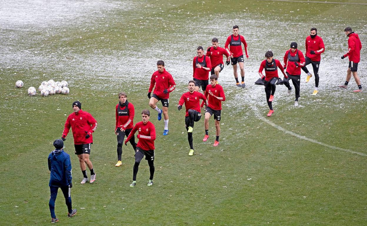 Los futbolistas de Osasuna se ejercitaron sobre El Sadar con algo de nieve. 