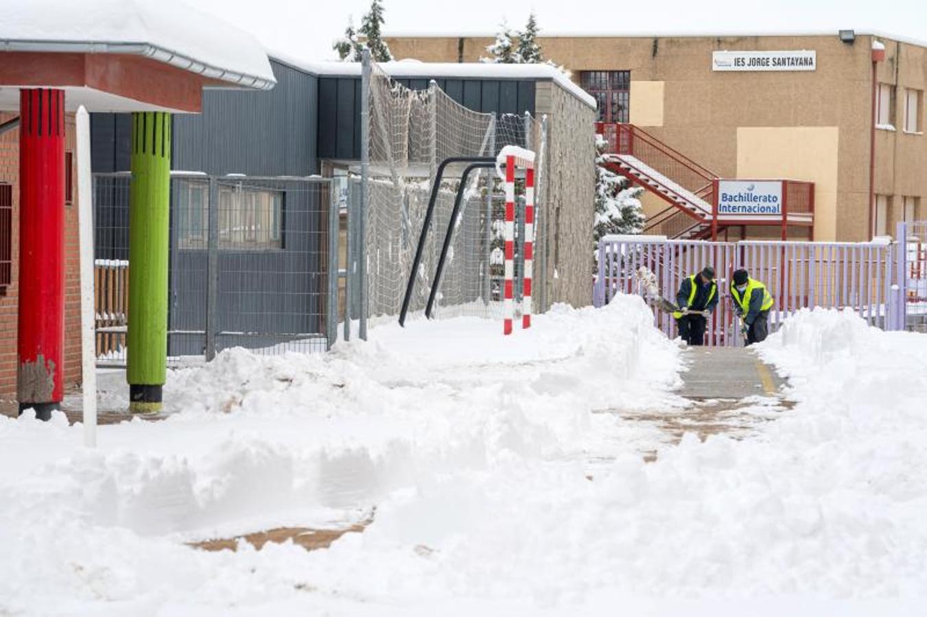 Operarios trabajando en un colegio de Ávila este domingo 