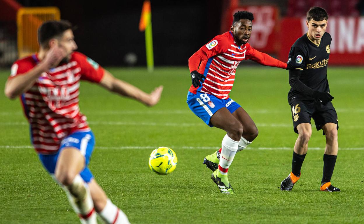 Eteki realiza una presión sobre Pedri en el partido. 