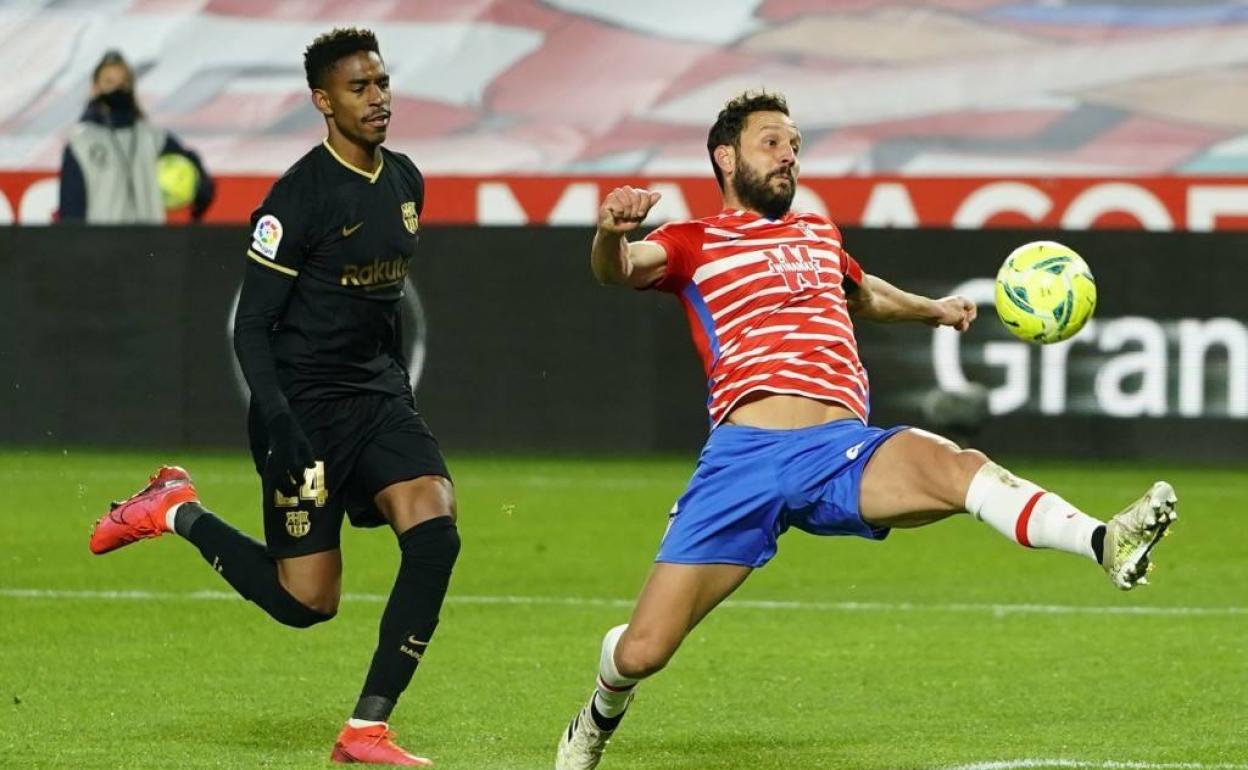 Junior Firpo, junto a Germán Sánchez, en el partido frente al Barcelona. 