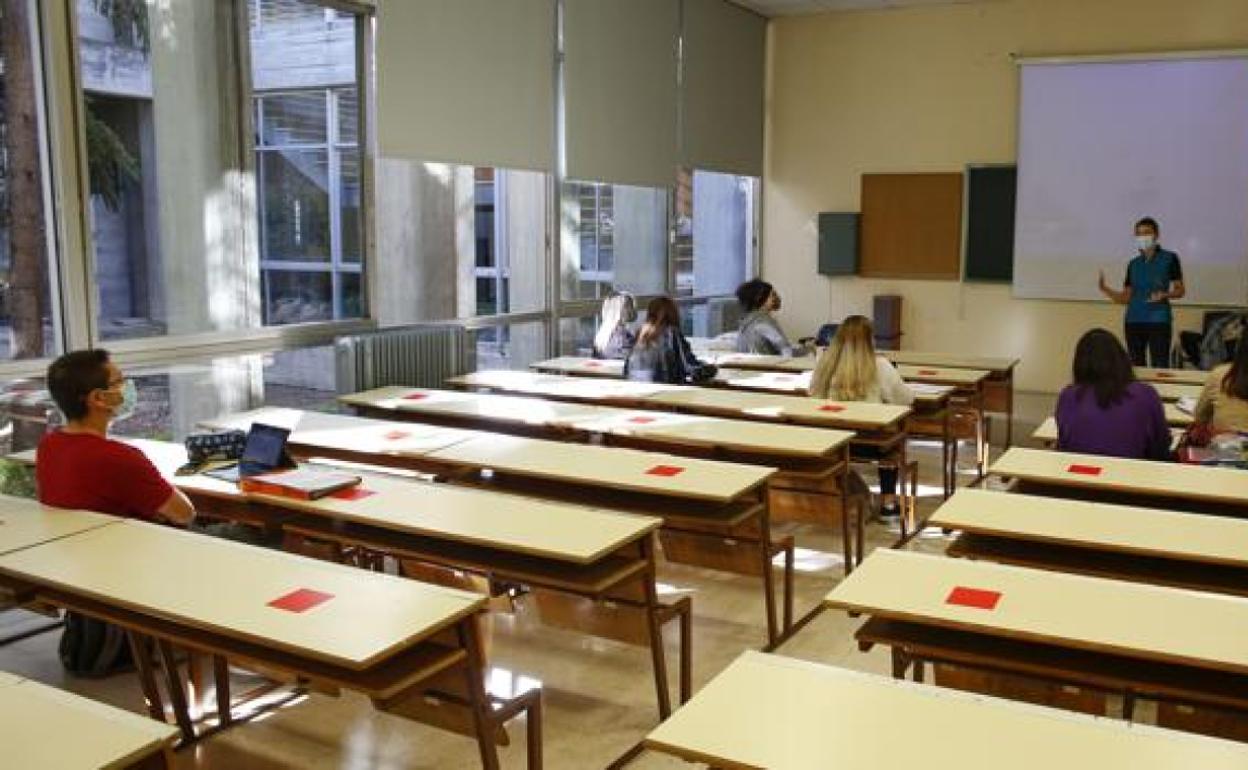 Pandemia en Andalucía | La Junta prepara una norma para los exámenes en universidades que decidirá si son online o presenciales