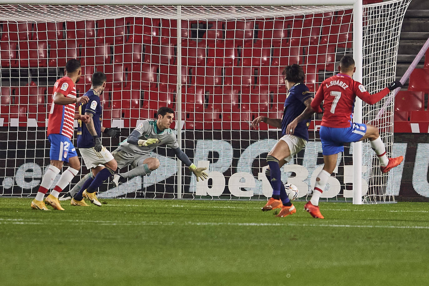 Luis Súarez, Germán y Gonalons celebran el 1-0, anotado por el delantero colombiano.