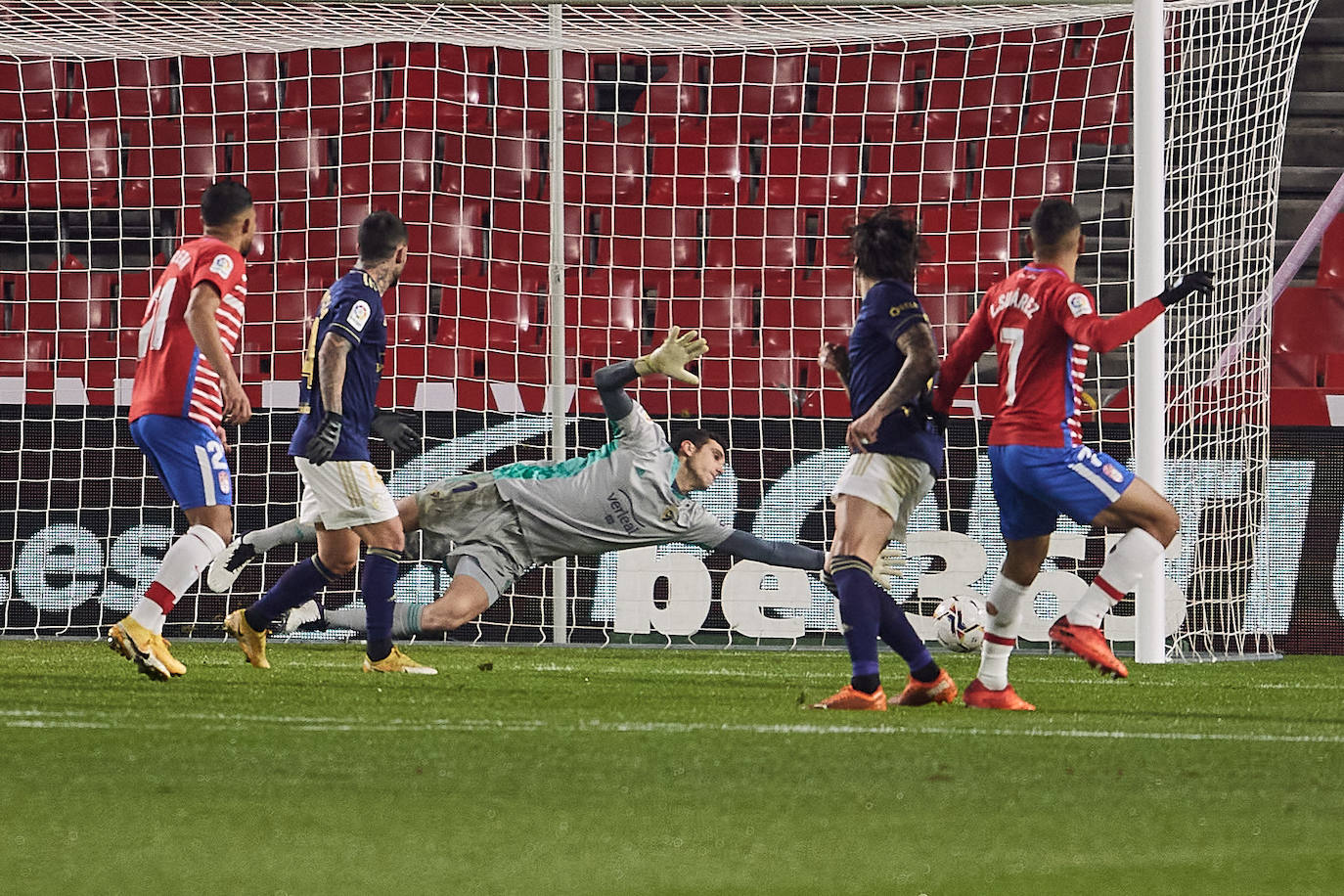 Luis Súarez, Germán y Gonalons celebran el 1-0, anotado por el delantero colombiano.
