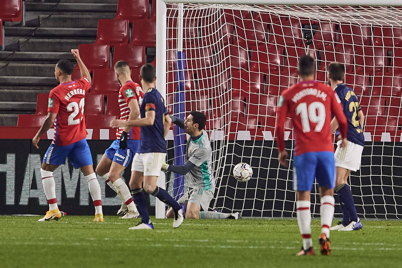 Luis Súarez, Germán y Gonalons celebran el 1-0, anotado por el delantero colombiano.