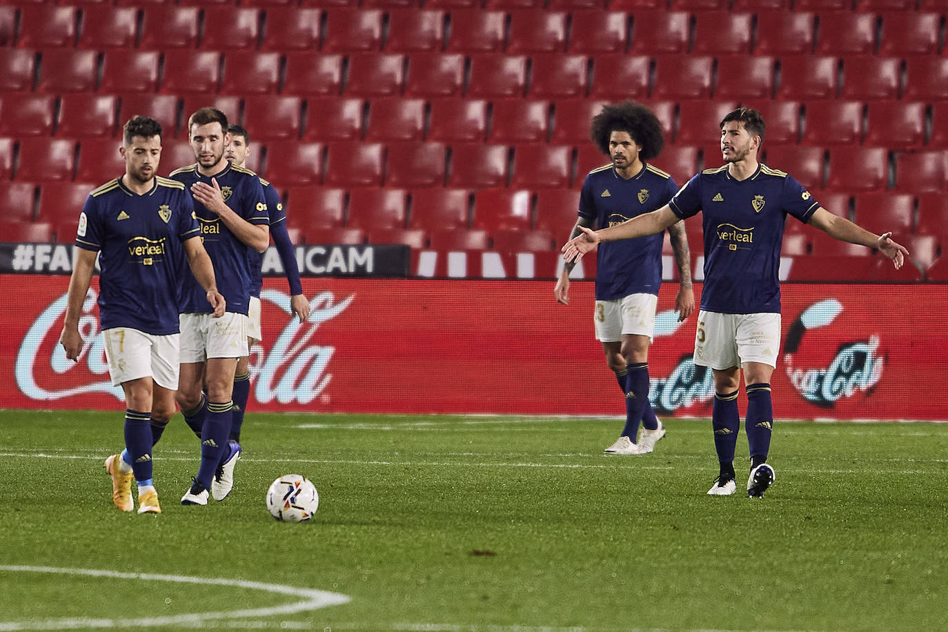 Luis Súarez, Germán y Gonalons celebran el 1-0, anotado por el delantero colombiano.