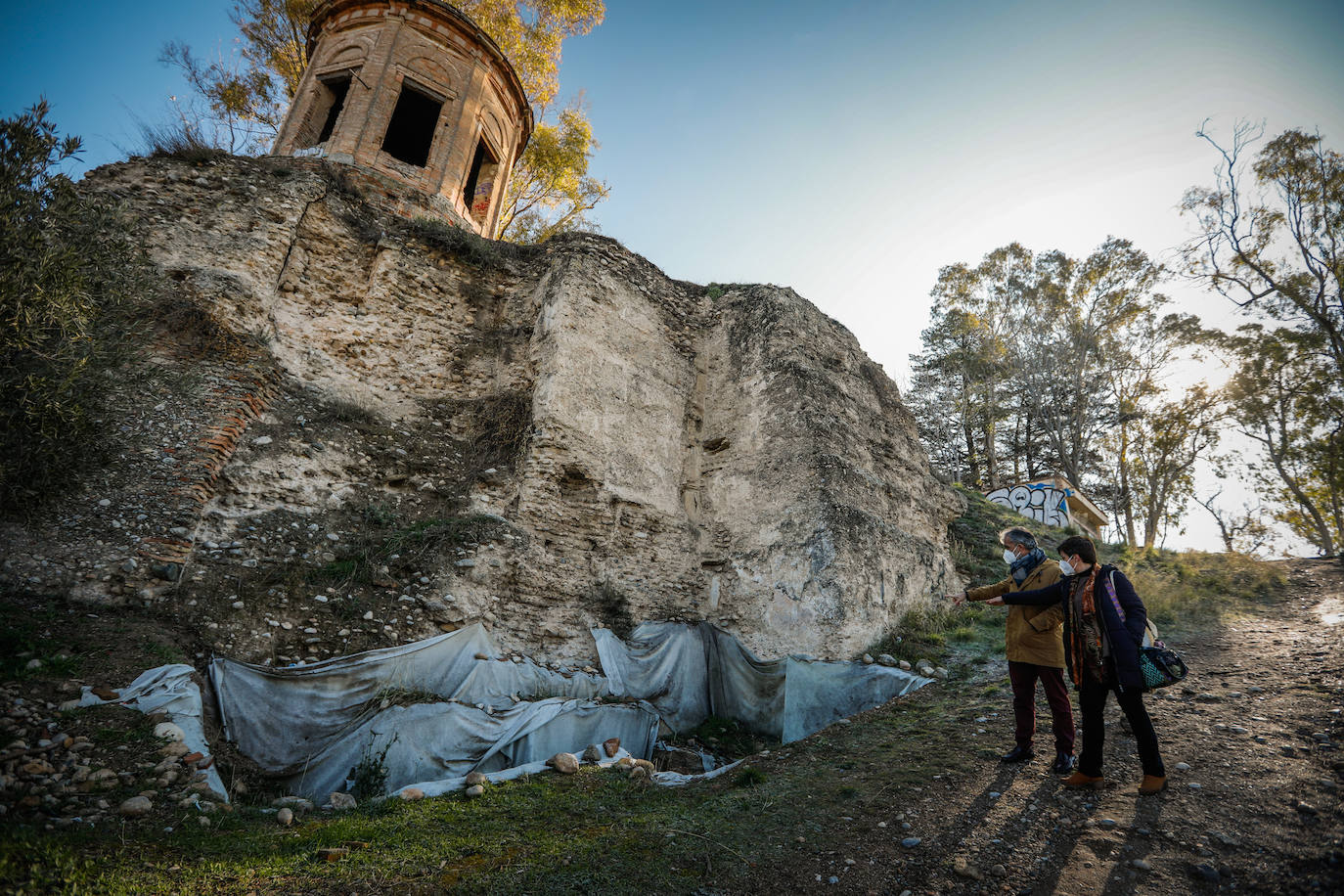 Base de una de las cuatro torres sobre la que se erigió el templete. 