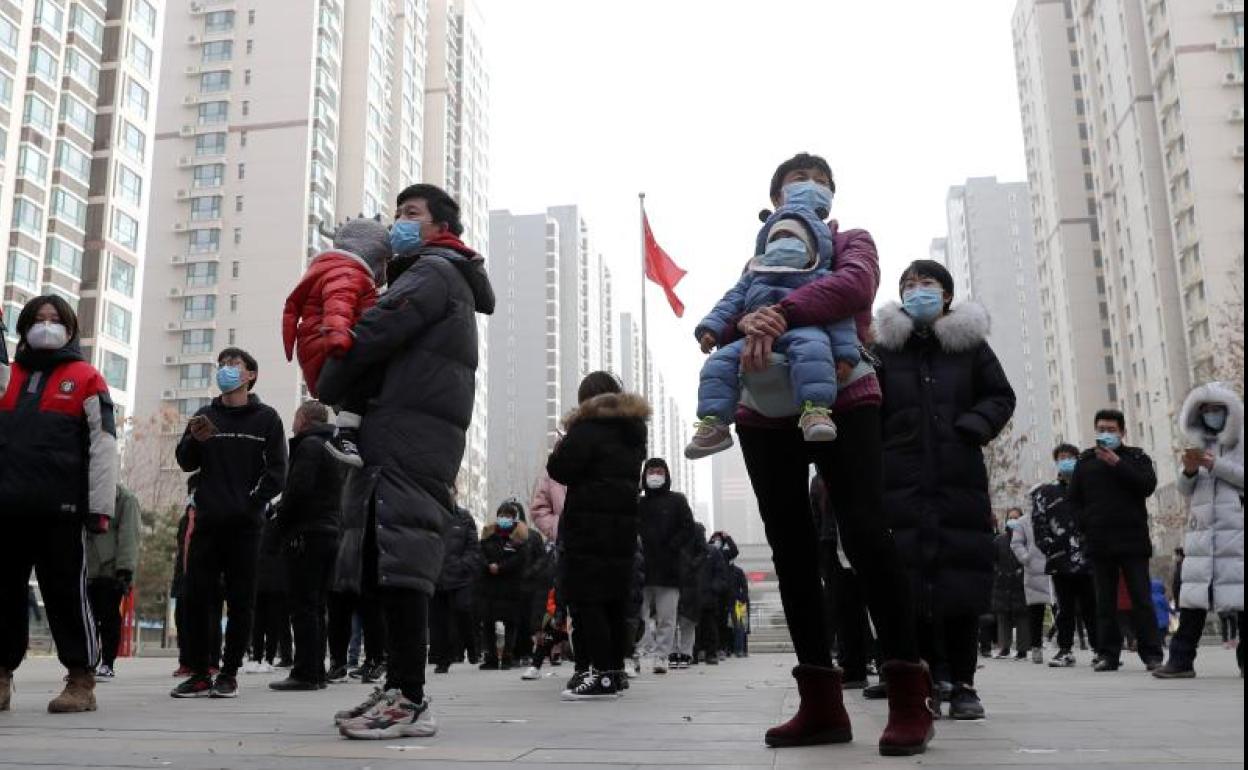 Decenas de personas hacen cola para realizarse pruebas de coronavirus en la localidad de en Shijiazhuang, perteneciente a la provincia de Hebei.