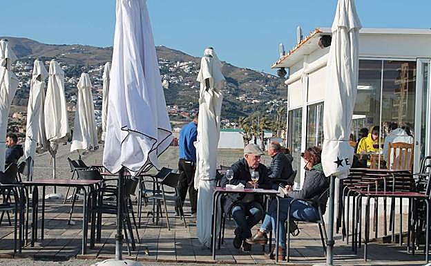 Ambiente en las terrazas abiertas en Salobreña.