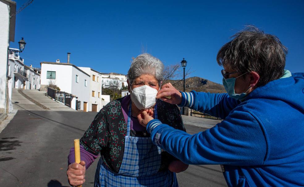 Pilar tiene 55 años de edad y cuida con mucho amor de María, de 83, que vive sola en el municipio alpujarreño de Lobras.