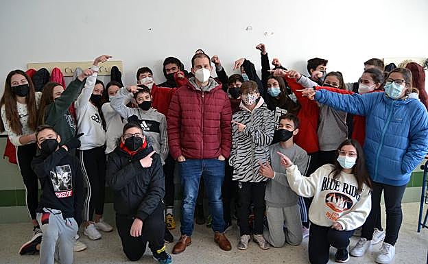 Rafael Bailón posa entre sus alumnos del instituto de Íllora.