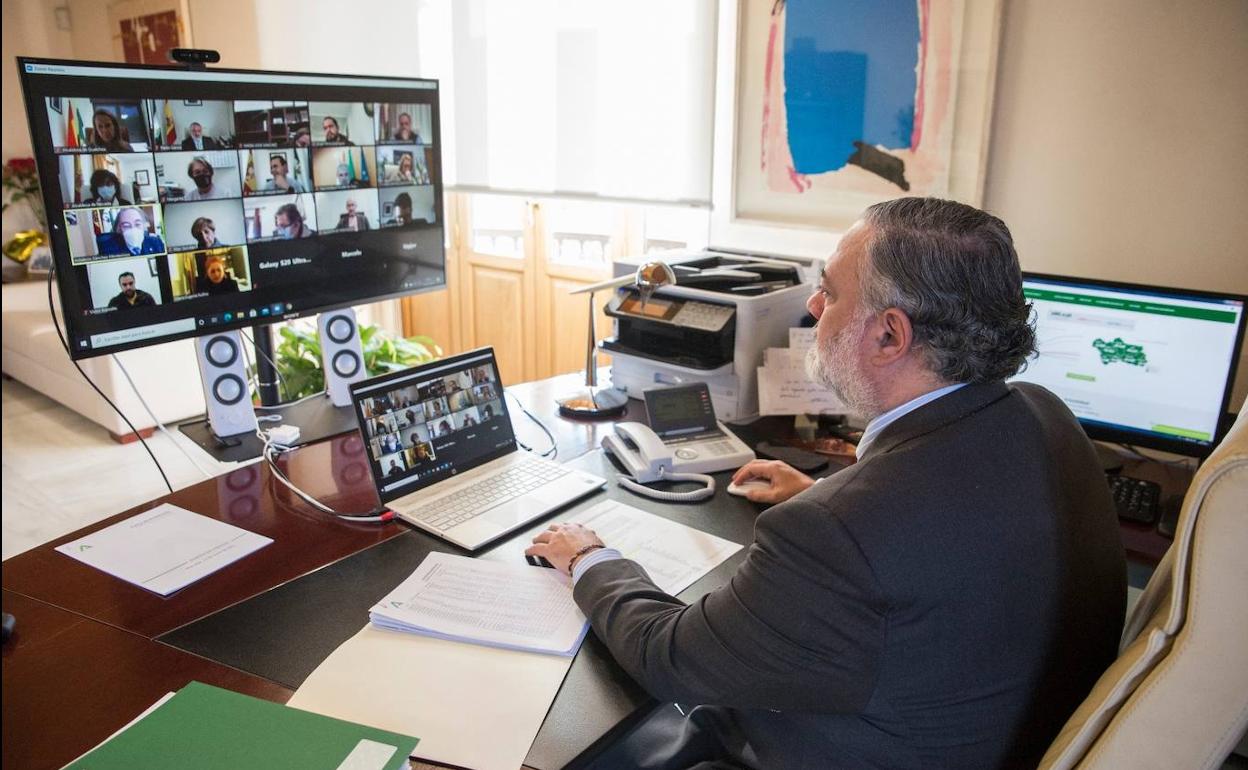 Pablo García durante la reunión con 128 municipios de la provincia sobre la situación ante la tercera ola. 