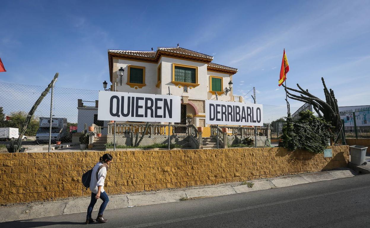 El antiguo secadero, con la pancarta reivindicativa puesta por la familia propietaria. 