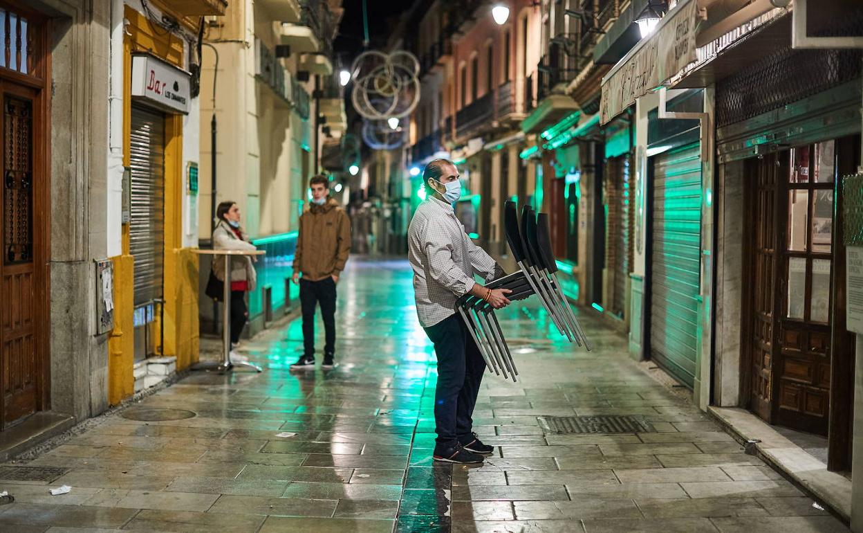 La Junta de Andalucía ha decidido este viernes nuevas medidas para contener la pandemia en la región.