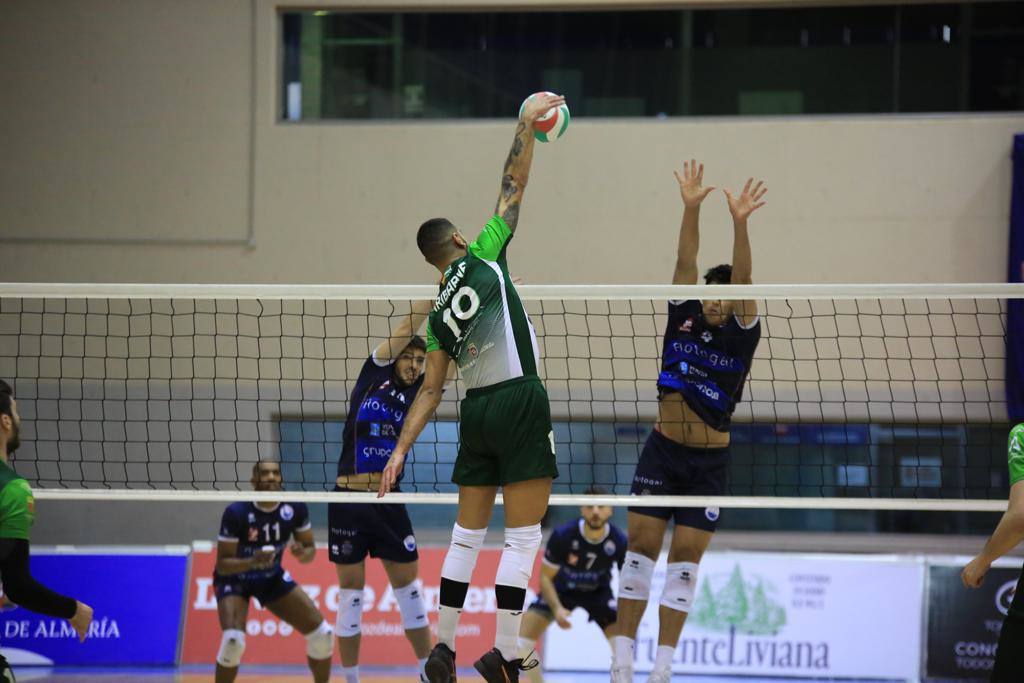 Boiro no cierra bien en bloqueo y Fran Iribarne anota el punto. 