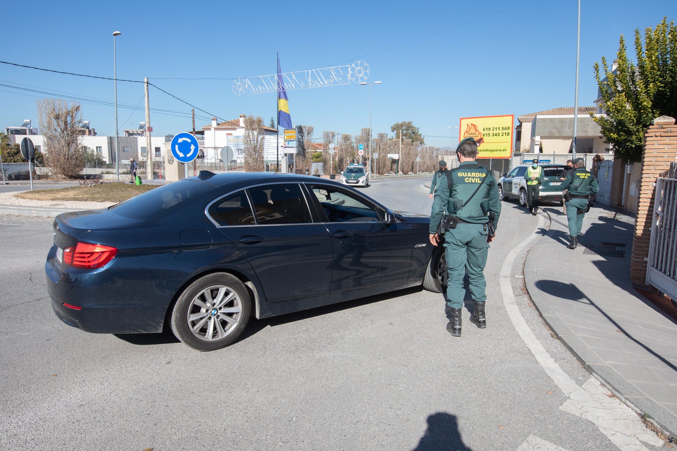 La Guardia Civil controla ayer un vehículo en Ogíjares