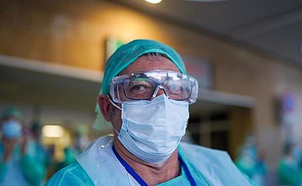 Andalucía suma 5.850 positivos tras dos días por encima de los 6.000 y registra 15 muertes