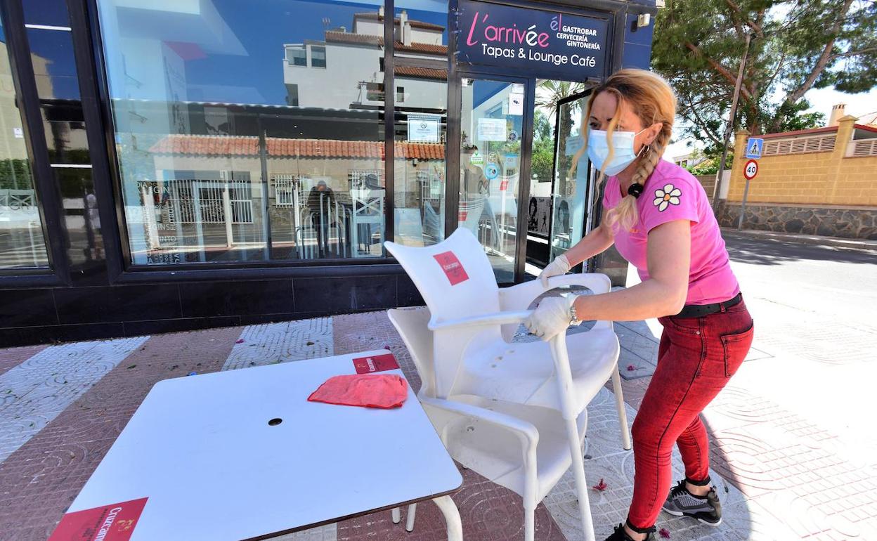 Los bares y restaurantes tienen que cerrar en los pueblos con una incidencia superior al millar de casos.