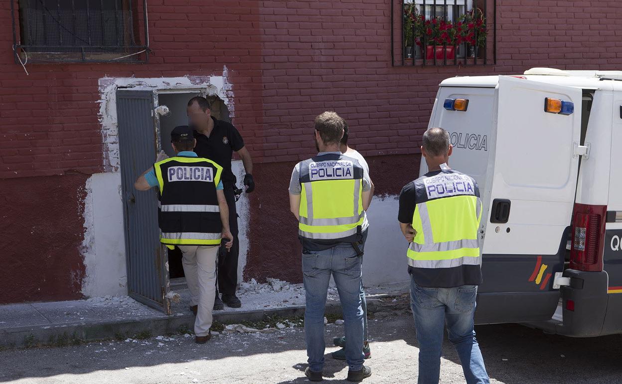 Agentes del grupo de Estupefacientes de Policía Nacional en plena acción en una operación en Motril