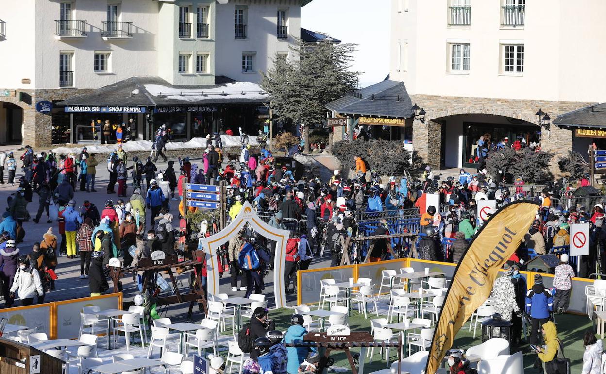 Restricciones en Andalucía | Moreno justifica movilidad a Sierra Nevada para esquiar al entender que «no es elemento de infección mayoritario»