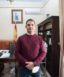 Imagen secundaria 2 - Carmen, desde el tercer piso de la plaza de España (a la izda.), y Mari Carmen, desde el segundo (dcha.), charlan a diario. Francisco muestra su móvil, con el que caza Pokemons con su amigo Rafa. El alcalde, Jorge Sánchez Hidalgo, en su despacho oficial en el Ayuntamiento.