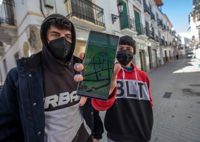 Imagen secundaria 1 - Carmen, desde el tercer piso de la plaza de España (a la izda.), y Mari Carmen, desde el segundo (dcha.), charlan a diario. Francisco muestra su móvil, con el que caza Pokemons con su amigo Rafa. El alcalde, Jorge Sánchez Hidalgo, en su despacho oficial en el Ayuntamiento.