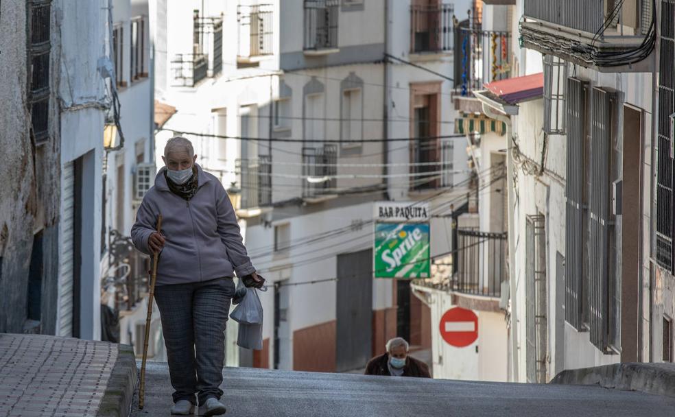 Dos mayores de Algarinejo vuelven de hacer la compra.