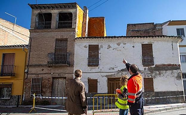 La alcaldesa de Chauchina, la arquitecta municipal y el concejal de Urbanismo comprueban los daños