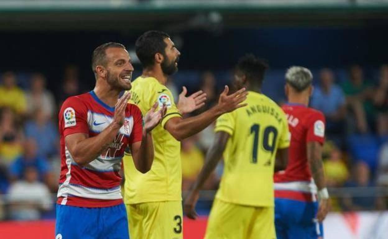 Soldado aplaude a sus compañeros en el Villarreal-Granada del año pasado. 