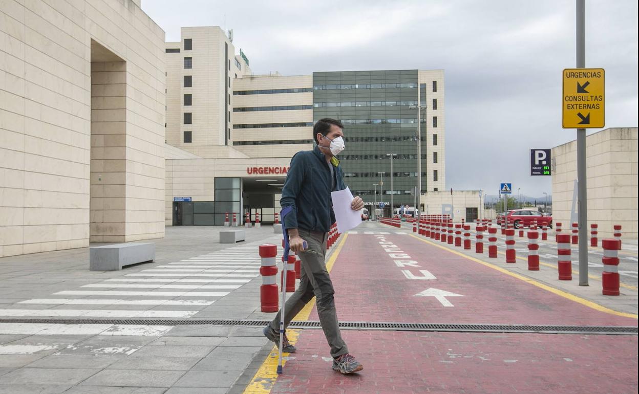 Los hospitales de Granada vuelven a suspender operaciones para atender la Covid