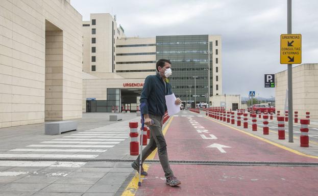 Los hospitales de Granada vuelven a suspender operaciones para atender la Covid