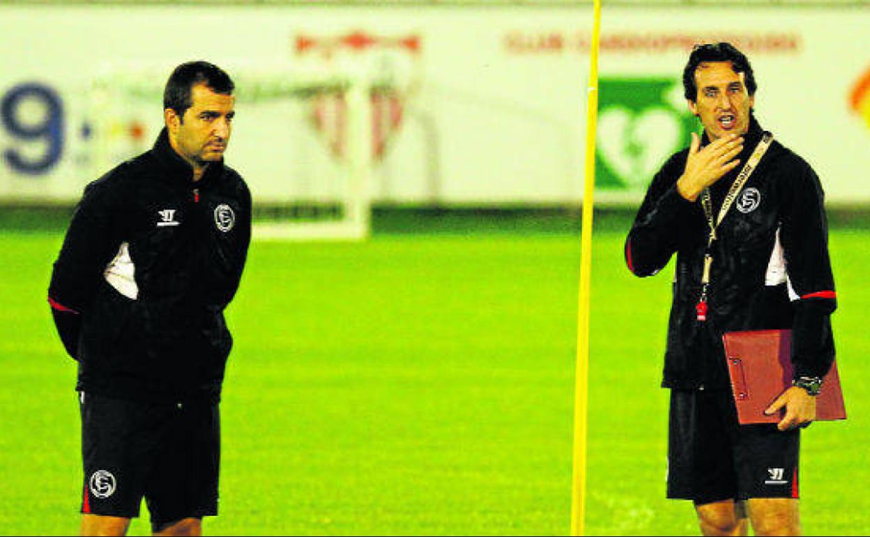 Diego Martínez y Unai Emery, juntos en un entrenamiento del Sevilla. 