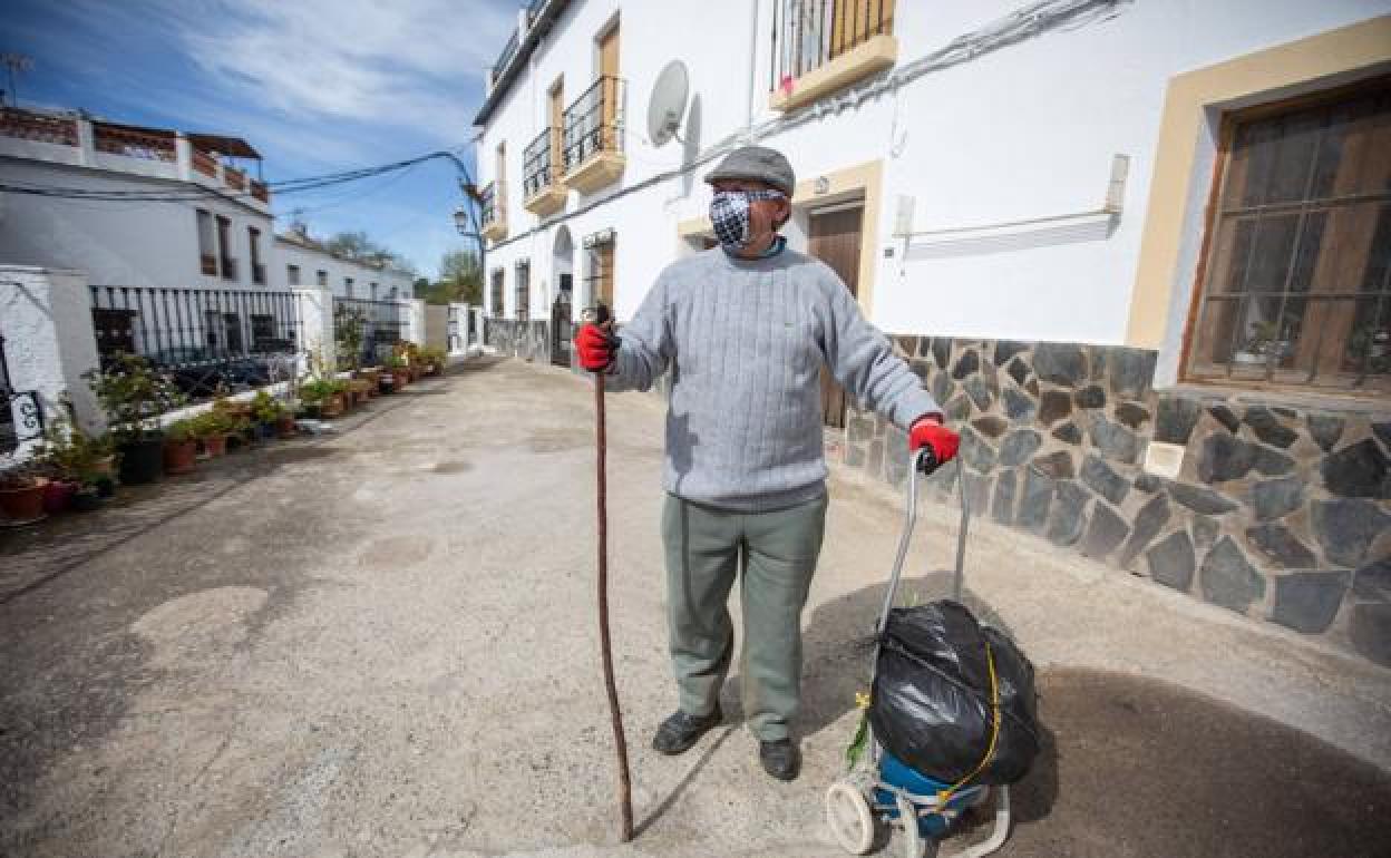 Un vecino de la Alpujarra haciendo la compra durante la primera ola. 